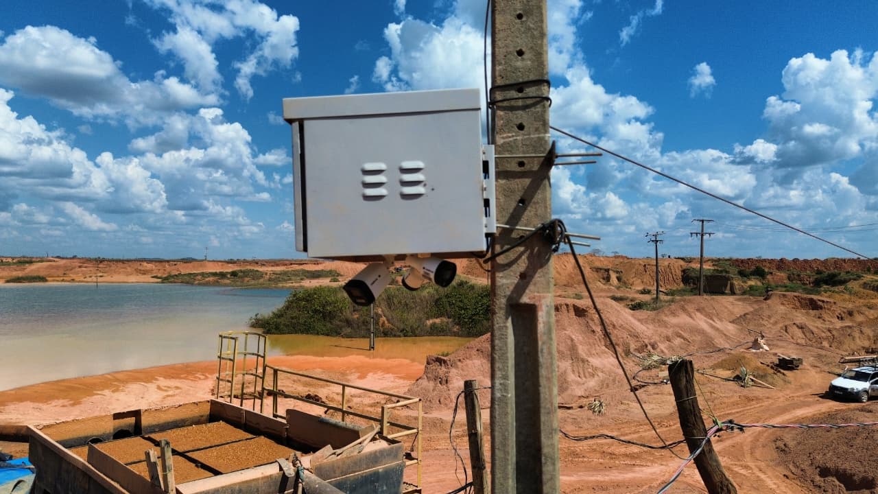 Rack de campo com câmeras CFTV IP instaladas em poste em planta de mineração