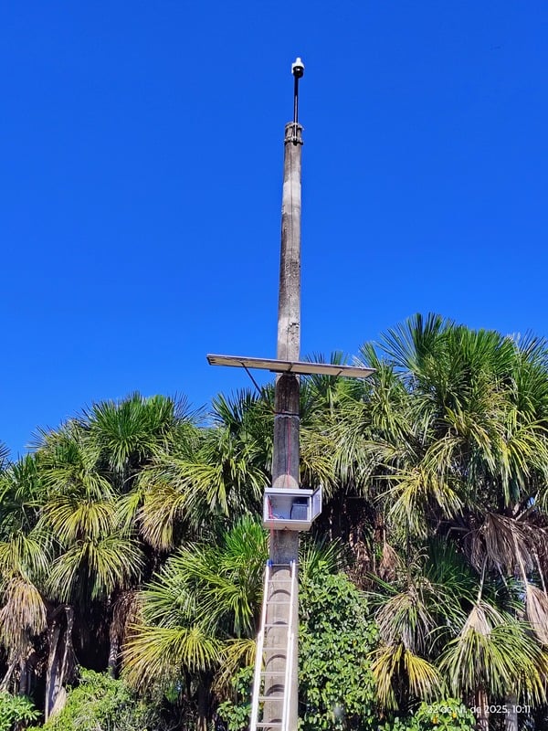 Torre com câmera speed dome e painel solar monitorando tanques de piscicultura