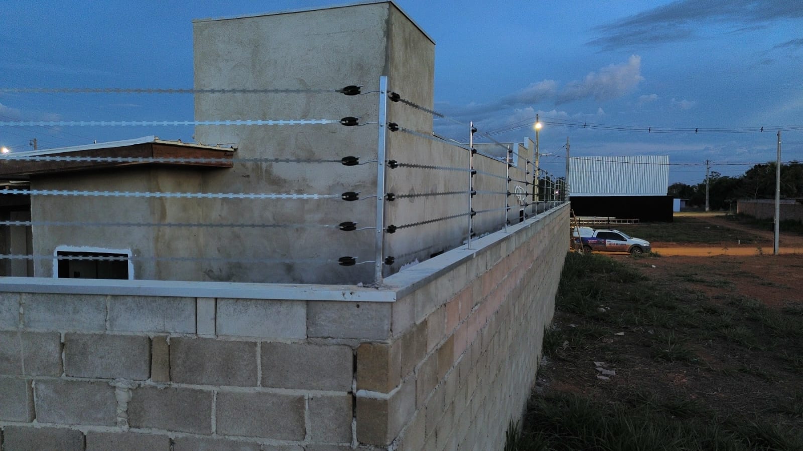 Residência — Cerca Elétrica com Concertina Reta — foto 1