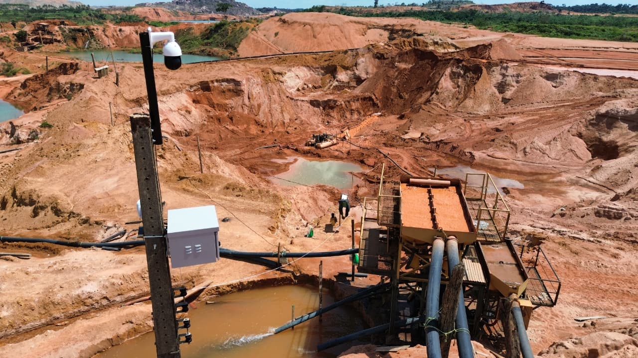 Câmera speed dome 25x com IA instalada em poste sobre planta de mineração