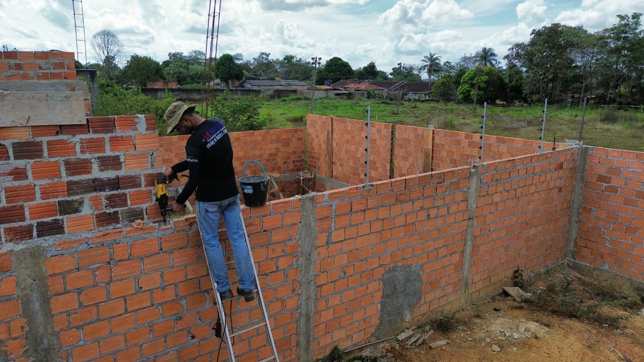 Instalação de cerca elétrica em muro de obra residencial em Ariquemes