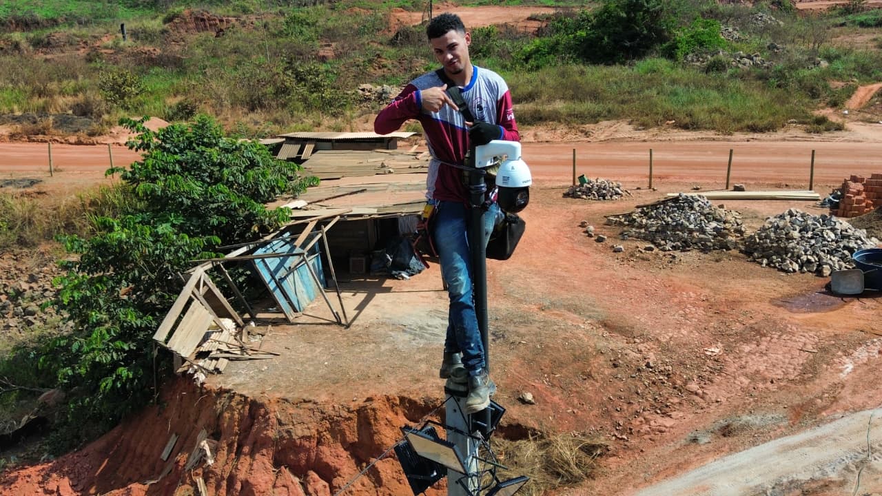 Técnico da LS Security instalando câmera speed dome em poste na mineração