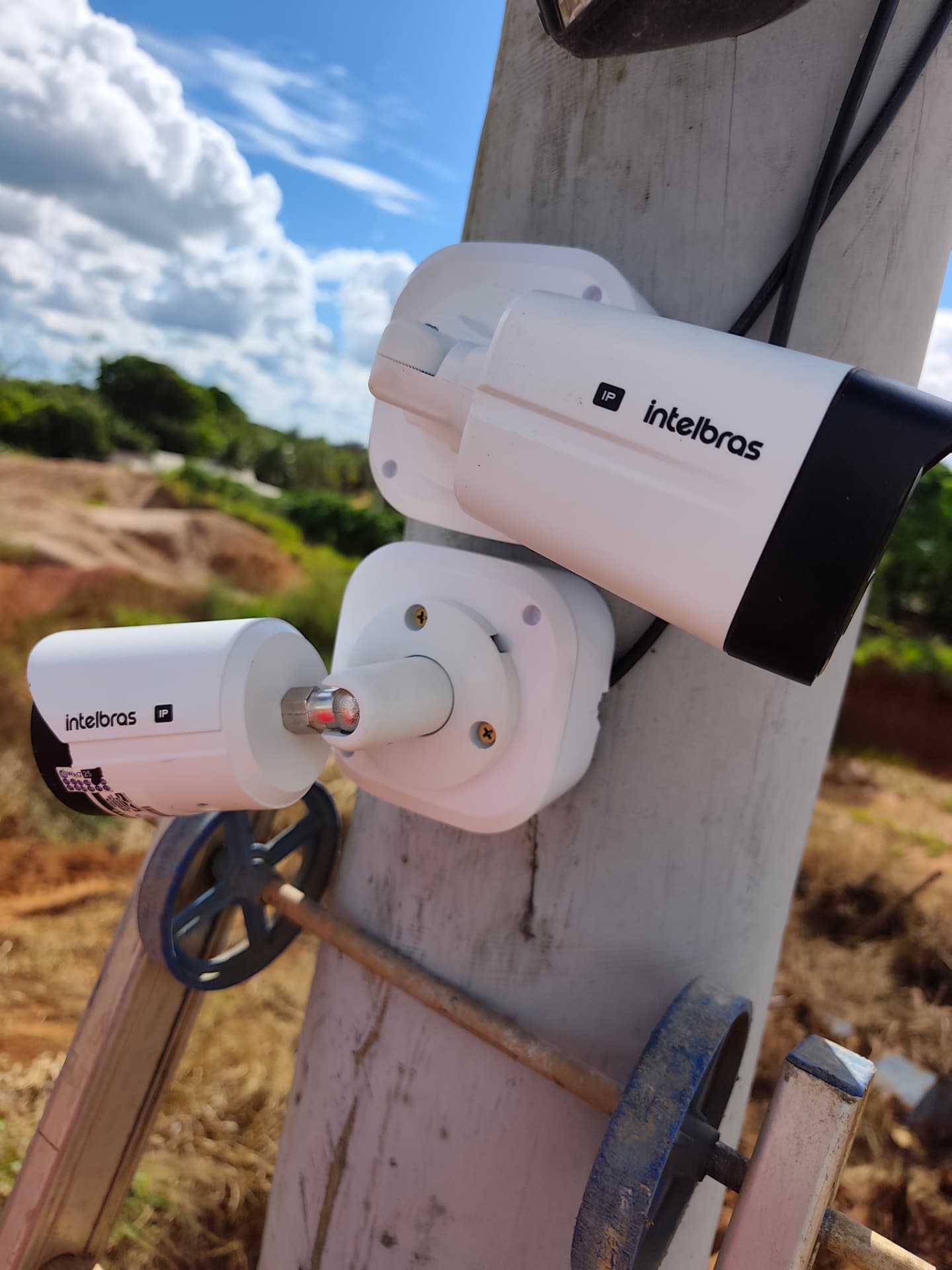 Câmeras IP Intelbras instaladas em poste em área rural