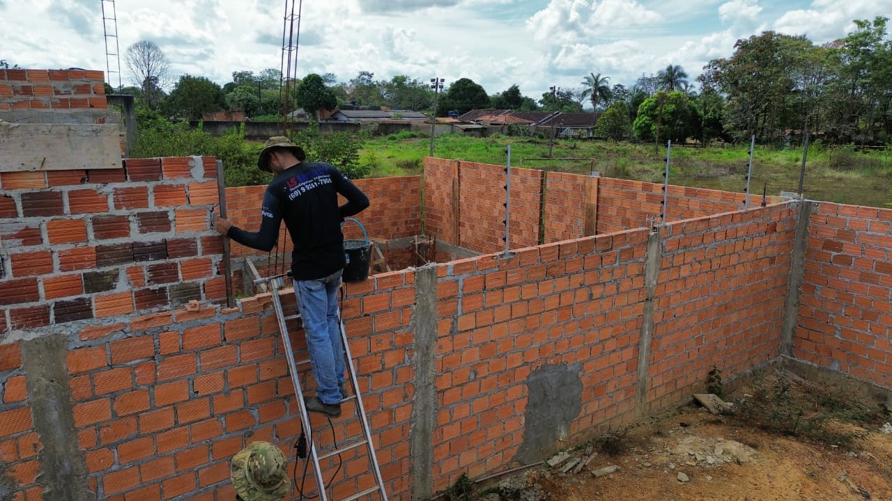 Instalação de cerca elétrica em muro de obra residencial em Ariquemes